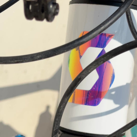 SCOTT FRONTAL RAINBOW VÍDEO